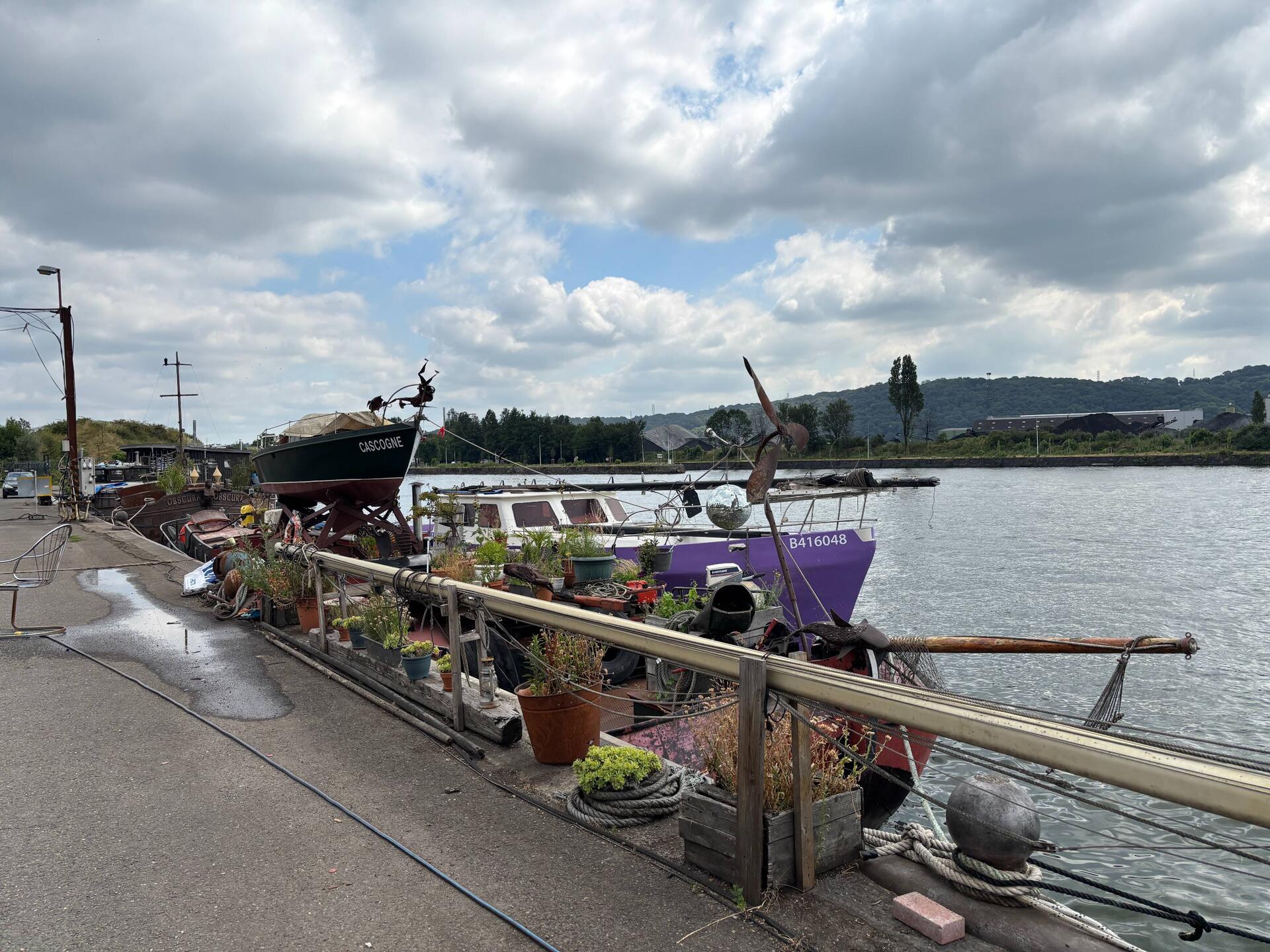 Hausboot-Idylle an Maas und Albertkanal