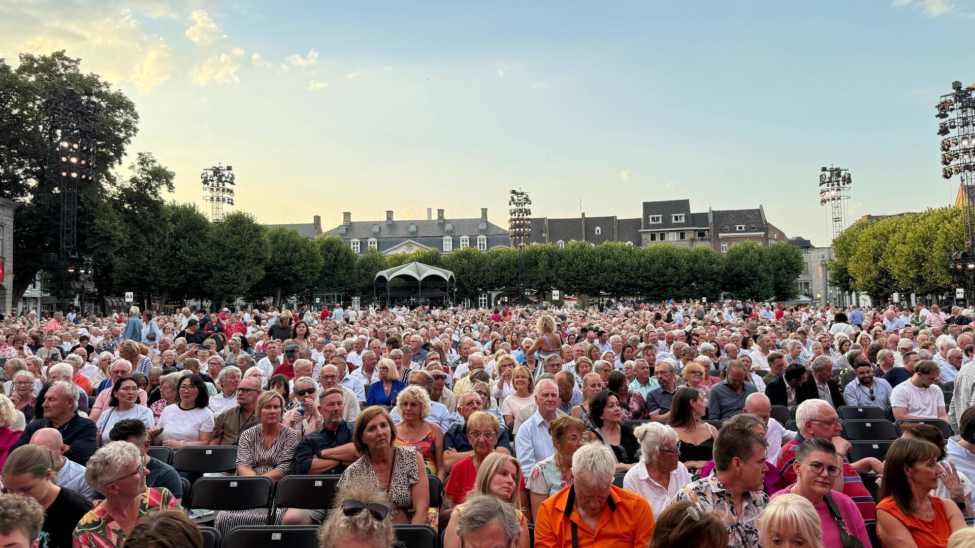 Der Vrijthof füllt sich – Abendstimmung vor dem Konzert